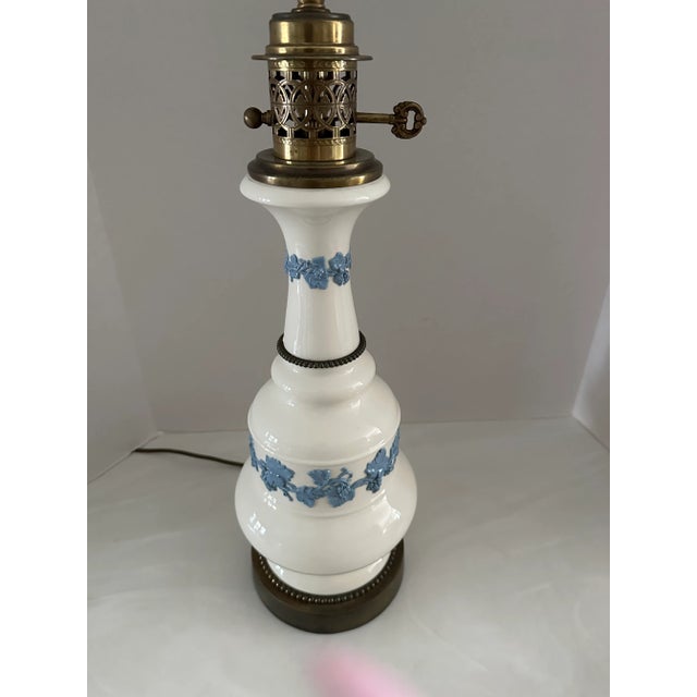 Traditional 1950s Vintage Wedgwood Queensware Double Socket Lamp For Sale - Image 3 of 12