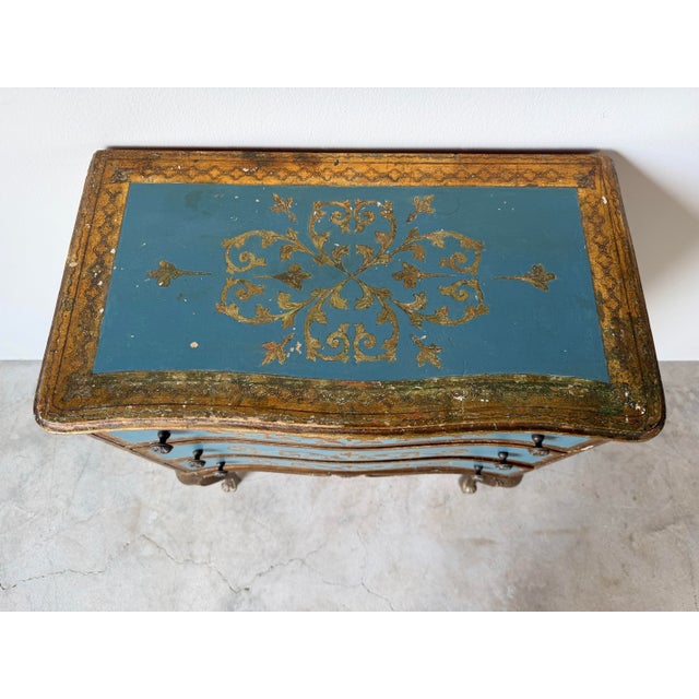 1950s Italian Hollywood Regency Giltwood & Teal Blue Three-Drawer Nightstand With Gold-Leaf Scrollwork For Sale - Image 9 of 12