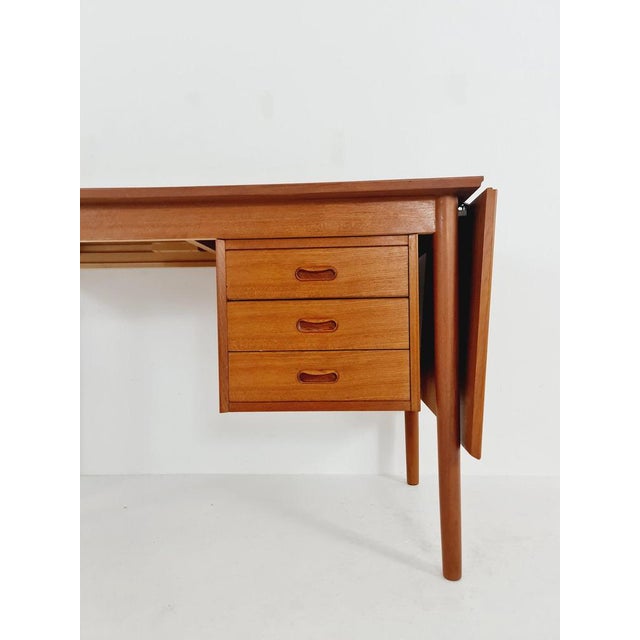 Arne Vodder Mid-Century Danish Leaf Drop Teak Desk by Arne Vodder for Sigh & Sons, 1960s For Sale - Image 4 of 11