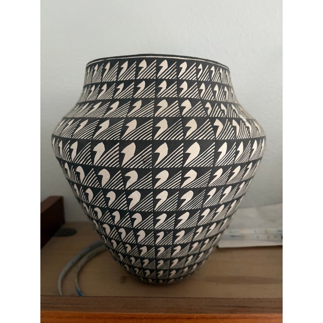 Large 11” Vintage Acoma Pueblo Fine-Line Olla Jar - Signed "Acoma I.S."Item OverviewOrigin: Acoma Pueblo (Sky City), New...