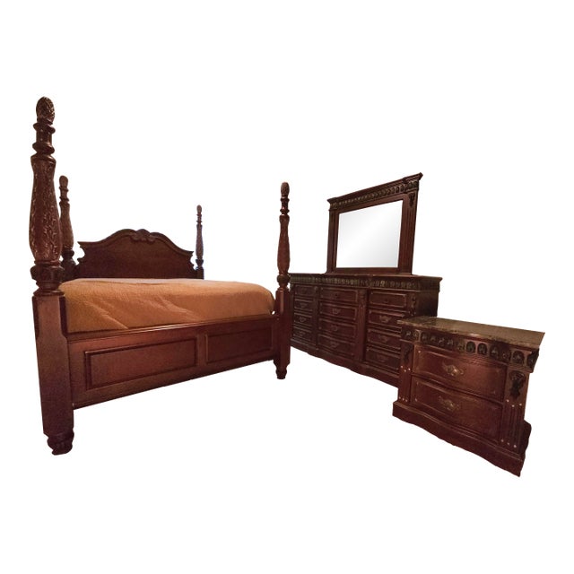 Late 20th Century Pulaski Carved Solid Mahogany Queen Size 5 Piece Bedroom Set For Sale