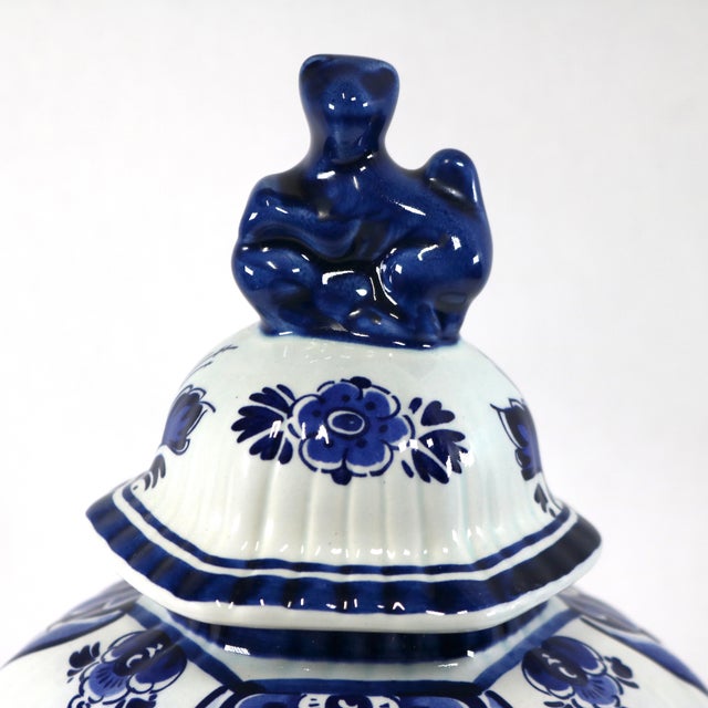 Traditional Delft Blue & White Lidded Ginger Jar Urn With Lion Finial From Holland For Sale - Image 3 of 10