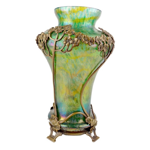 Green Art Nouveau Iridescent Glass Vase with Bronze Overlay and Hydrangea Flower, 1900s For Sale - Image 8 of 18