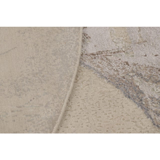 Gray Rug & Kilim’s Modern Circle Rug, Bold Abstract Patterns in White and Silver-Gray For Sale - Image 8 of 10