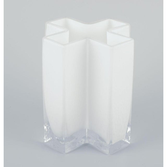 Cross Vase in White and Clear Art Glass by Bodil Kjær for Gullaskruf, Sweden, 1960s For Sale - Image 3 of 8
