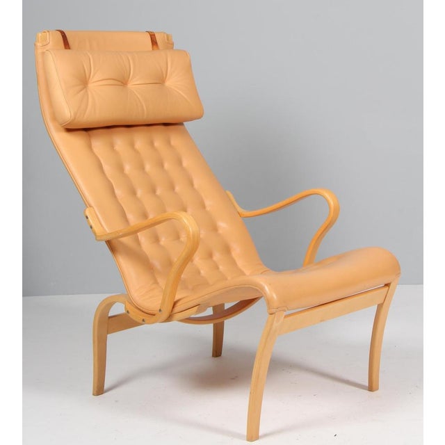 Bruno Mathsson Set of Pernilla 2 Lounge Chair and Ottoman in Leather by Bruno Mathsson for Dux, 1980s For Sale - Image 4 of 11