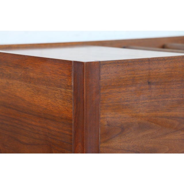 Mid-Century Modern Walnut Coffee Table With Leather Magazine Holder & Brass Casters, C. 1960s For Sale - Image 11 of 18
