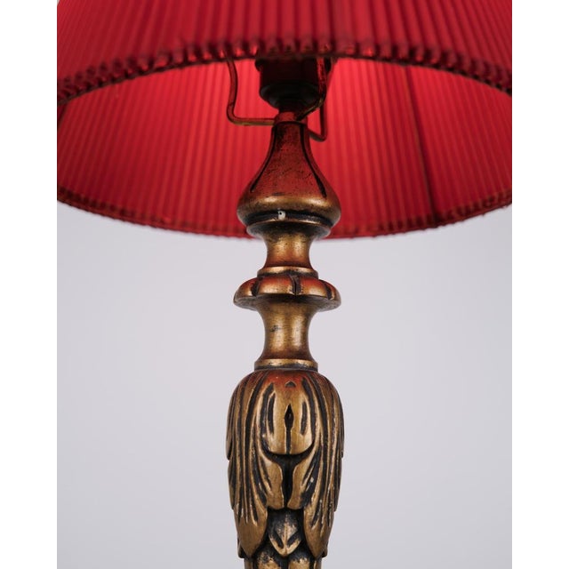 Metal Table Lamp in Gilded Wood with Carvings and Red Lampshade, 1940 For Sale - Image 7 of 10