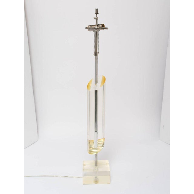 1970s Mid-Century Golden Lucite Architectural Column Lamp For Sale - Image 5 of 7