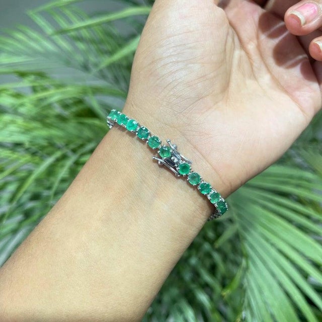 9.18 Ct Classic Emerald Tennis Bracelet in 925 Sterling Silver For Sale - Image 10 of 13