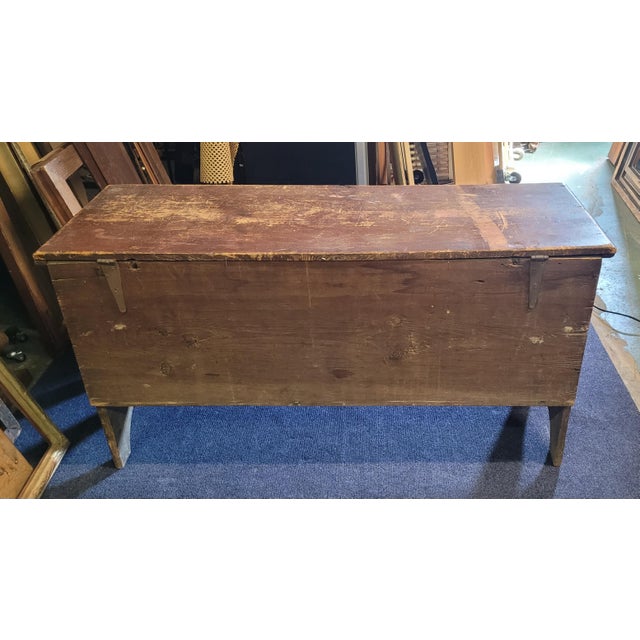 18th Century American 6 Board Primitive Storage Chest For Sale In Philadelphia - Image 6 of 10