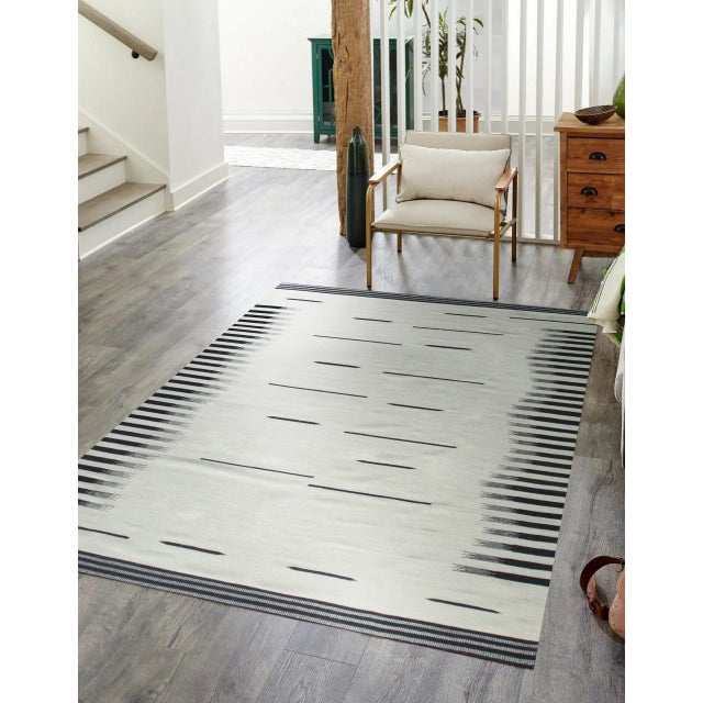 Sloane Majestic Gray Flatweave Wool Rug, Country of Origin: India. This exceptional flatweave piece showcases a masterful...