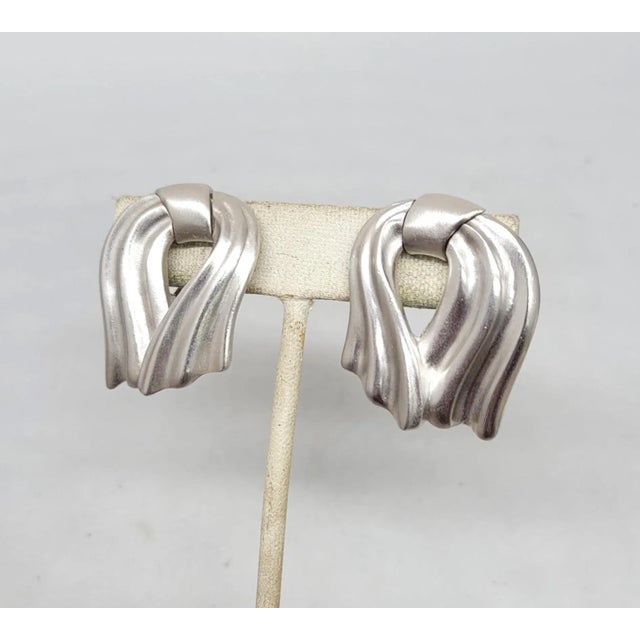 Vintage 1980s Signed Monet Rhodium Plated Modernist Ribbon Clip Earrings - 2 Pieces For Sale In Philadelphia - Image 6 of 8