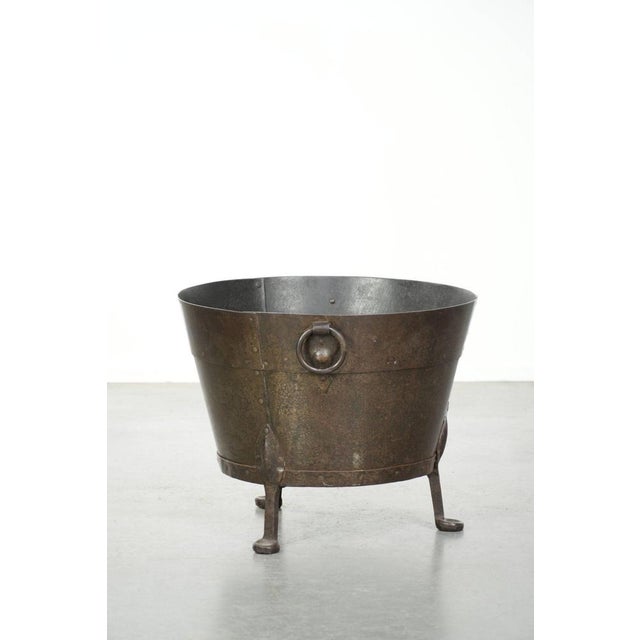 Offered by ByThijs is this unique and special antique copper firewood kettle/container with a beautiful patina and elegant...