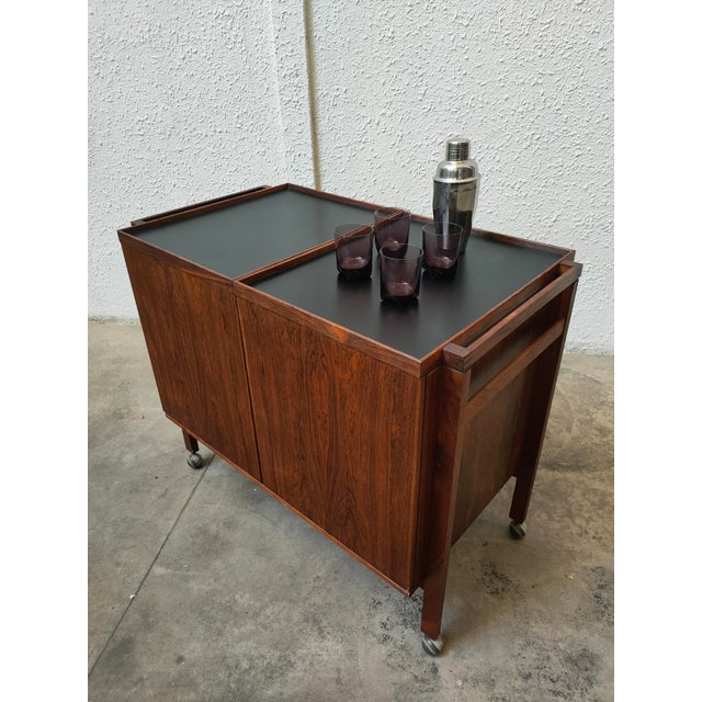 Elegant rosewood bar cart with a mid-century design. It is in excellent condition. Measurements: height 74cm, length 88cm,...