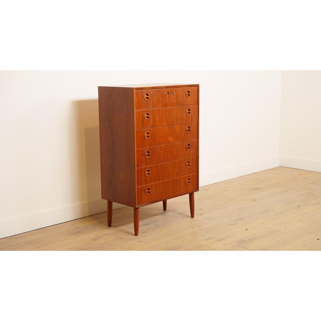 This stylish vintage chest of drawers is a beautiful example of mid-century Danish furniture. Made of warm teak, this...