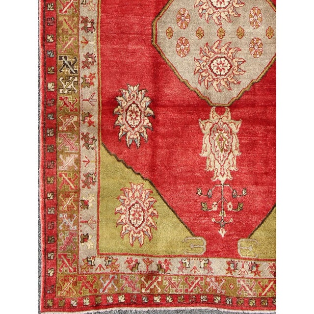 Traditional Mid 20th Century Vintage Turkish Konya Rug With Medallion in Red, Lime Green, Gray, Yellow, and Ivory For Sale - Image 3 of 9