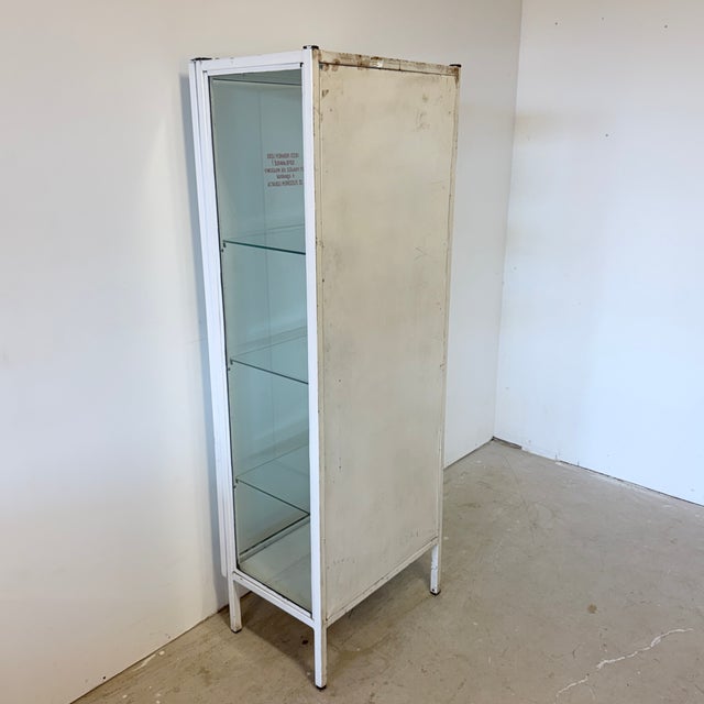 1960s Mid-Century Polish Medical Display Cabinet, 1960s For Sale - Image 5 of 18