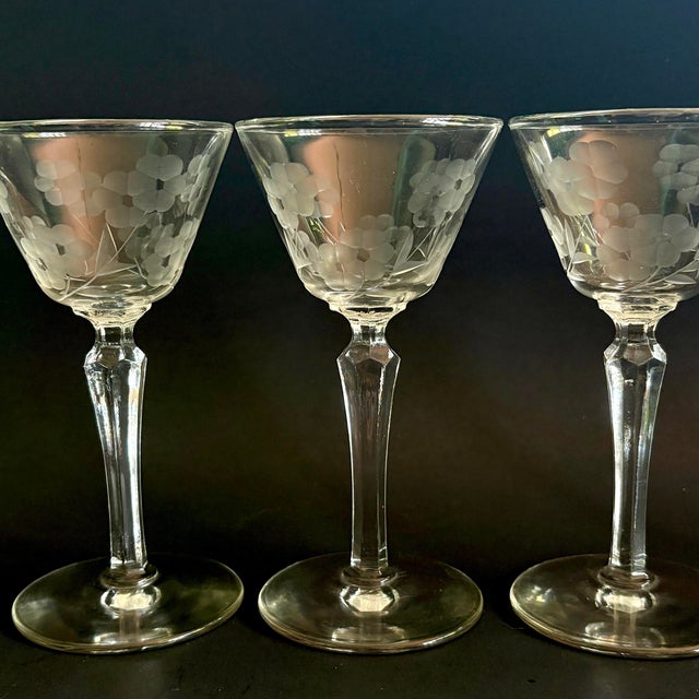 Mid 20th Century Libbey “Embassy” Etched Liquor Glasses, Set of 7, American Barware For Sale In Miami - Image 6 of 10
