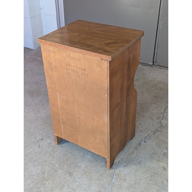 Brown Mid 20th Century Ethan Allen Baumritter Heirloom Nutmeg Maple Colonial Early American Nightstand For Sale - Image 8 of 12