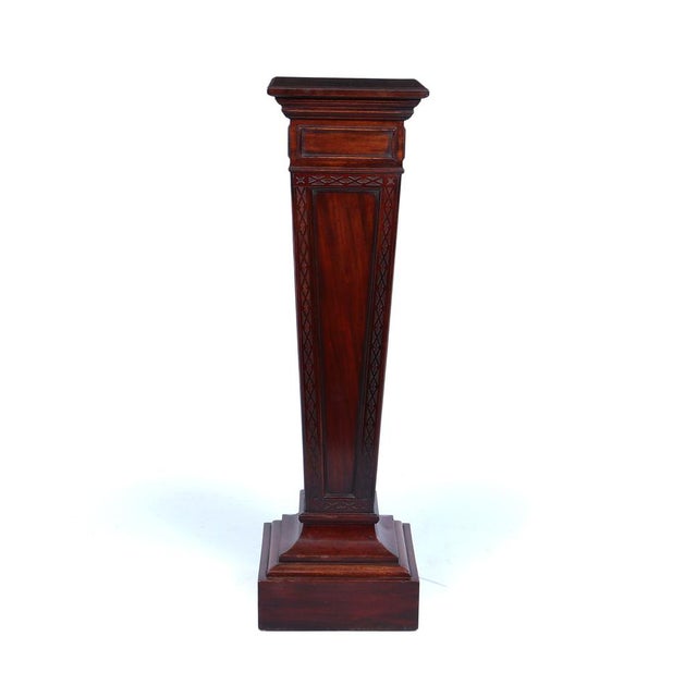 Georgian Style Mahogany Pedestal Stand, 1920s, in Very Good conditions. Designed 1920 to 1949