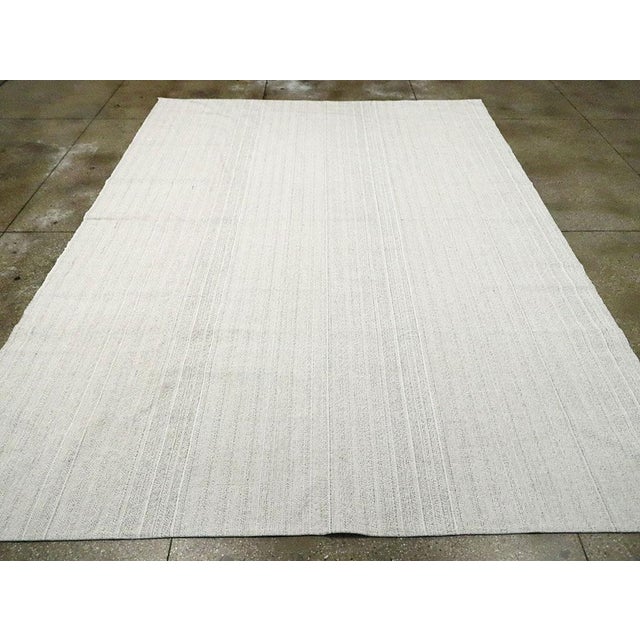 Galerie Shabab Collection Mid-20th Century Handmade Turkish Flatweave Kilim Room Size Carpet in White For Sale - Image 4 of 9