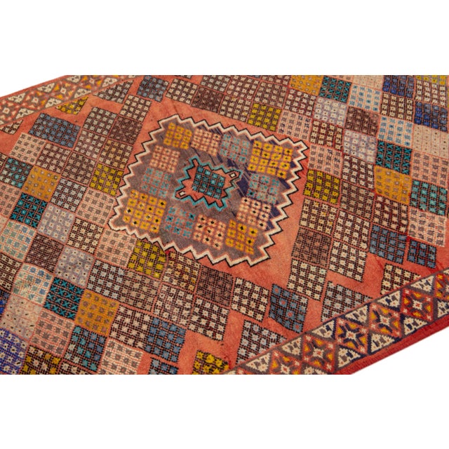 1960s Vintage Handmade Shiraz Peach Medallion Wool Rug For Sale In New York - Image 6 of 7
