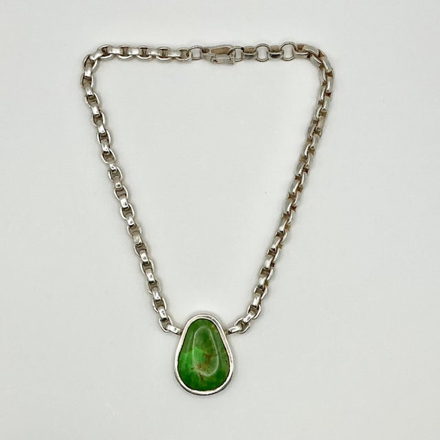 Metal 1980s Vintage Southwestern Navajo Americana Carico Lake Sterling & Green Turquoise Pendant Necklace For Sale - Image 7 of 14