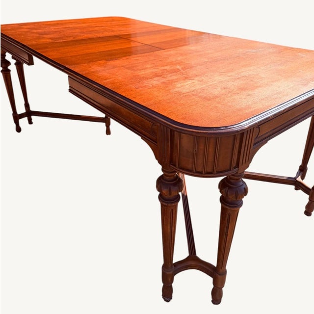 Handsome circa 1920s American Federal / Hepplewhite Revival dining table with elegant Neoclassical proportions and a rich...