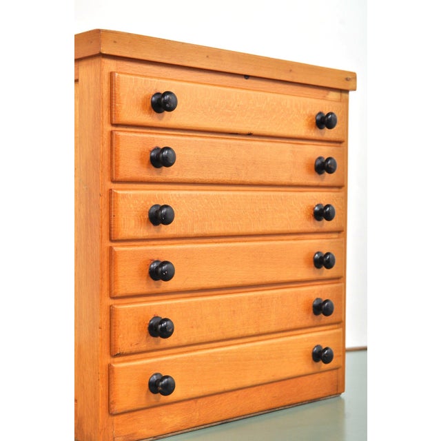 Beautiful small chest of drawers from a school. Ideal for jewelry, for example. In very good condition! the compartments...