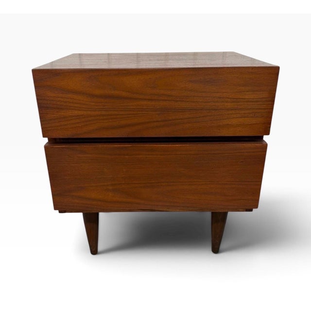 Mid-Century Modern American of Martinsville Walnut Nightstands - Set of 2 For Sale In Philadelphia - Image 6 of 8