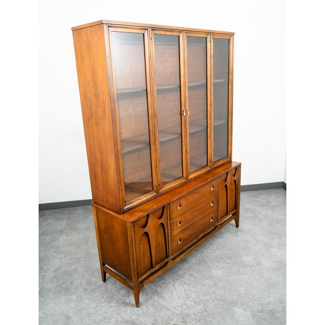 Mid-Century Modern Mid Century Modern Credenza China Cabeint Broyhill Brasilia Display Vintage MCM For Sale - Image 3 of 12
