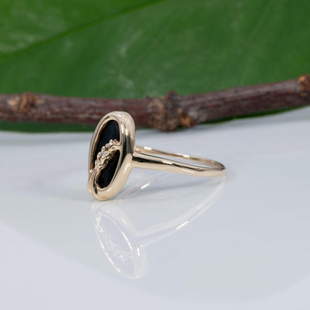 Black Onyx Estate Ring With Earth-Mined Diamond Accent in Solid 10k Gold, Oval, Size 6 For Sale In Columbus - Image 6 of 9