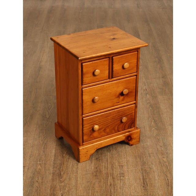 High Quality Vintage Pine Bedside Chest with Four Drawers Nightstand With Three Drawers And Turned Knob Pulls
