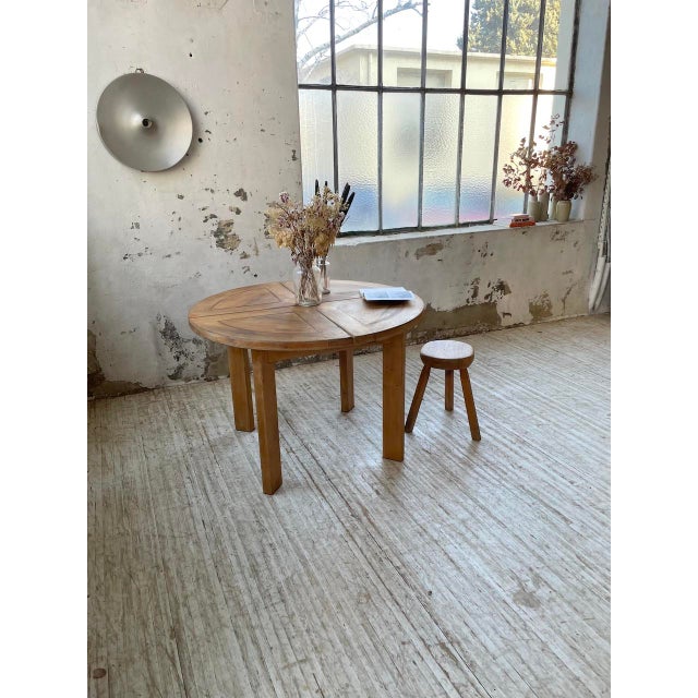 Round table in solid elm from Maison Regain from the 70s. We love its simple design and its top with its graphic patterns....