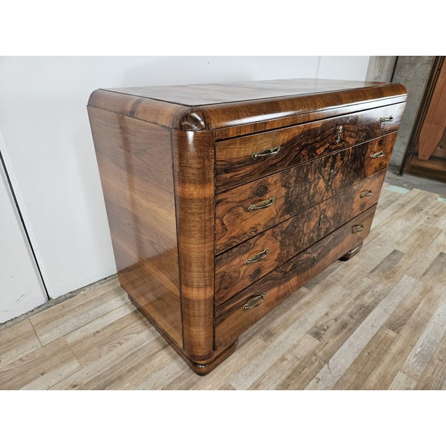 This refined Italian dresser from the 1940s, an expression of the refined taste of Art Deco, features a splendid walnut...