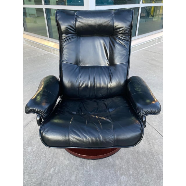 Scandinavian Stressless style leather chair having bentwood base manner of Hjellegjerde of Denmark, circa 1980s