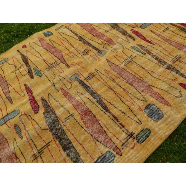 Vintage Zeki Müren Rug With a Modern Design - Turkish Art Deco Rug 5′ × 8′2″ For Sale - Image 9 of 11