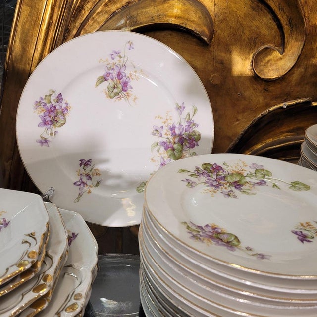Art Nouveau Violets Dinner Service by Albert Pillivuyt for Foëcy Limoges, 1920s, Set of 82 For Sale - Image 13 of 18