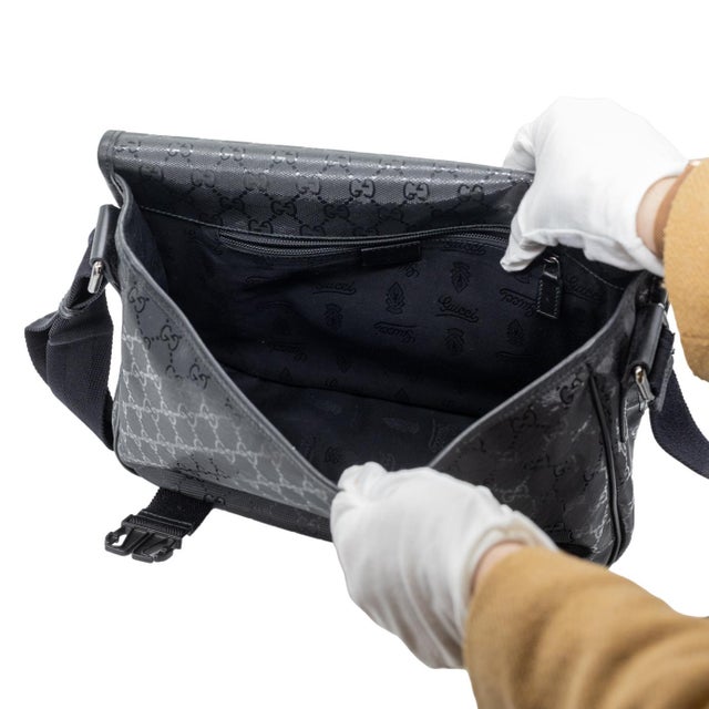 Gucci Glazed Black Gg Supreme Canvas Medium Crossbody Unisex Messenger Bag For Sale - Image 11 of 11