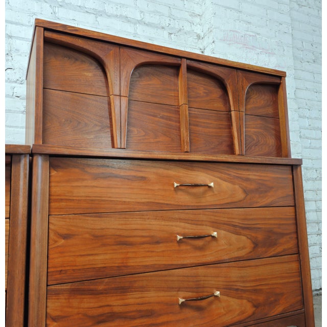 Beautifullly scupltural vintage original mid century modern tall dresser / highboy. Sculptural element for top 2 drawers...