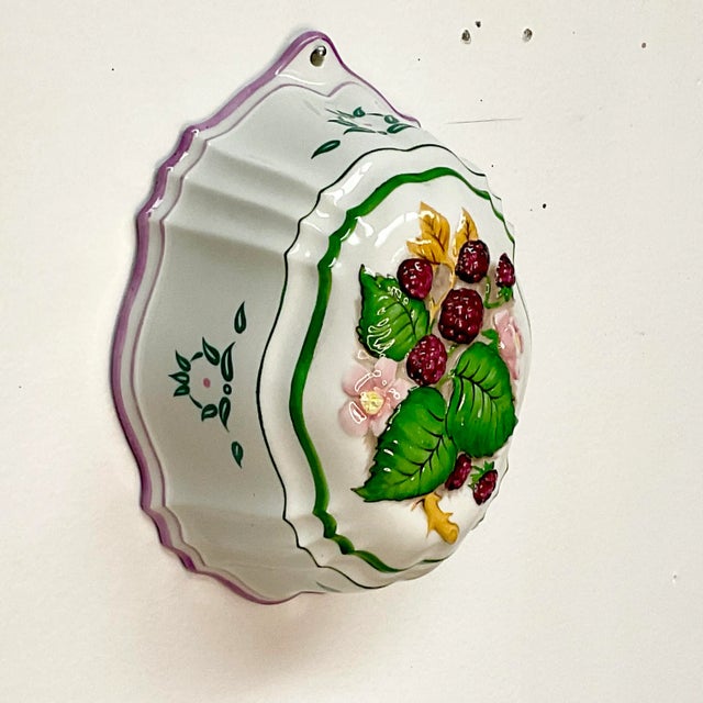 1986 Vintage French Country Le Cordon Blu Porcelain Mold Wall Decor With Raspberries. For Sale - Image 6 of 10