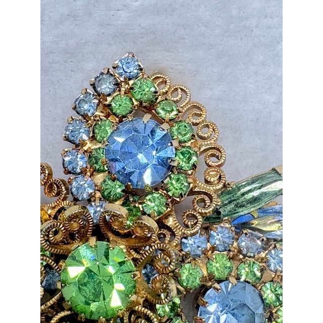 Mid‑Century Hobé © Layered Gilt Filigree and Rhinestone Floral Spray Brooch For Sale In Salt Lake City - Image 6 of 10