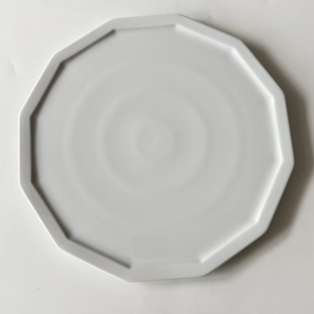 Polygon White Cake Dish by Tapio Wirkkala for Rosenthal Studio Linie, Germany, 1986 For Sale - Image 6 of 6