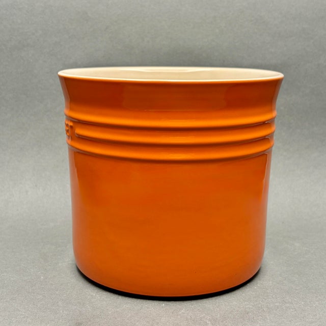 • Le Creuset large 2.75-quart utensil crock with embossed logo. • Classic Le Creuset design; base marked 11-31 and 2.3L /...