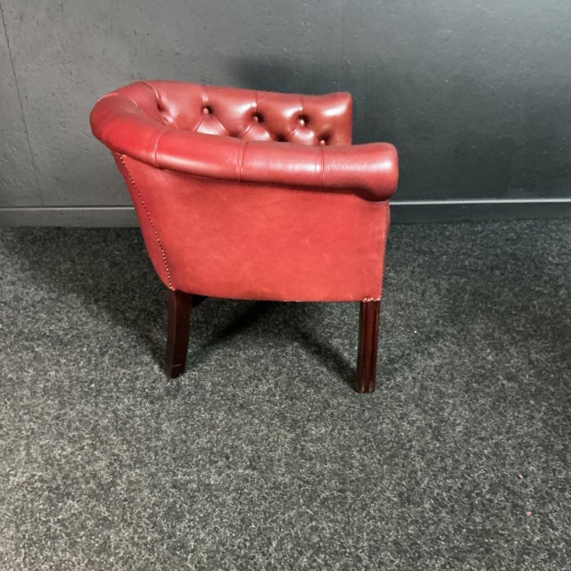 Red Leather Button Back Armchair, 1985, in Good conditions. Designed 1980 to 1989