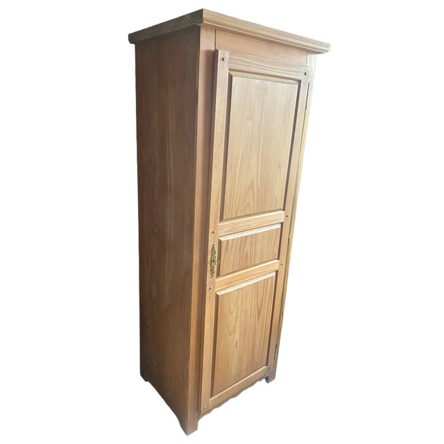 Rustic-style solid oak wardrobe in excellent condition. One door with a key and four very practical storage compartments....
