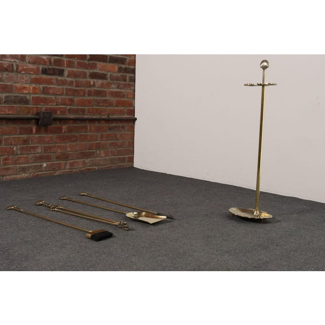 1970s Hollywood-Regency Style Brass Fireplace Tool Set With Seashell Handles and Pan For Sale - Image 5 of 18