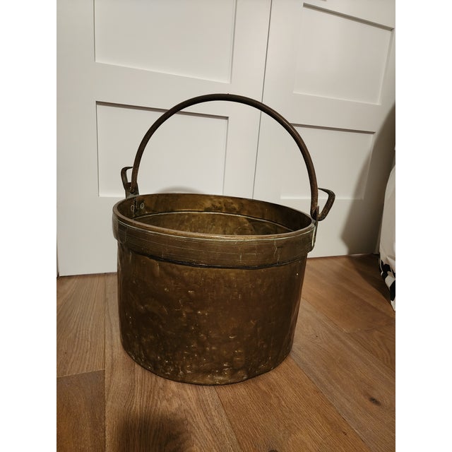 Rustic European 19th-Century Hand-Hammered Dovetailed Copper Cauldron With Forged Iron Handle For Sale - Image 3 of 18