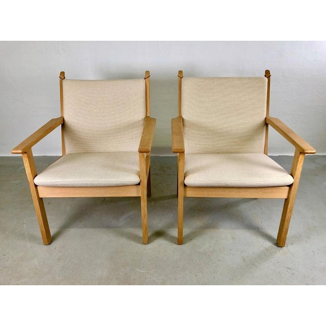 Set of Danish GE-284 Jubilee Lounge Chairs in Oak by Hans J. Wegner for Getama, 2003 For Sale - Image 3 of 14